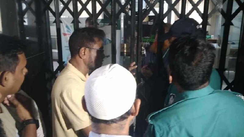 টাকা তুলতে না পেরে ন্যাশনাল ব্যাংকে তালা দিল গ্রাহকরা